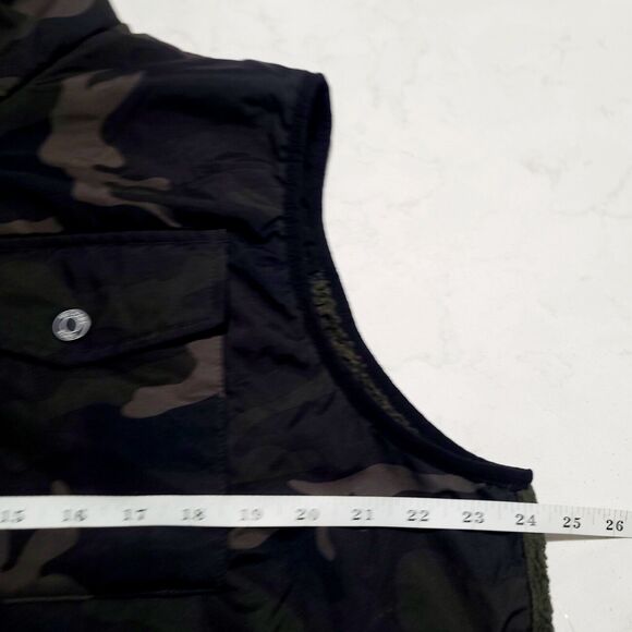 MICHAEL KORS Squaw Faux Shearling Camo Zip Vest Sherpa Fleece MENS SIZE XL EUC - Picture 4 of 12